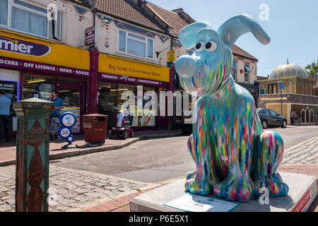 Bristol, UK. 30. Juni 2018 plash' Gromit Skulptur gefunden auf St Mark's Road, Easton. Teil einer Reihe von Wallace und Gromit Skulpturen um Bristol installiert heute, vor der "Gromit Unleashed 2' Weg, der sich am Montag auf den Markt kommen wird. Der Weg der Kunst läuft über Bristol bis September Geld für Bristols Children's Hospital zu erhöhen. Credit: Paul Hennell/Alamy leben Nachrichten Stockfoto