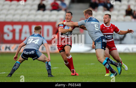 Der Rumpf Kr Danny McGuire ist von Huddersfield Riesen Aaron Murphy während der Betfred Super League Spiel im Craven Park, Hull in Angriff genommen. Stockfoto