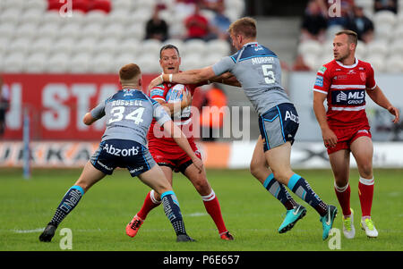 Der Rumpf Kr Danny McGuire ist von Huddersfield Riesen Aaron Murphy während der Betfred Super League Spiel im Craven Park, Hull in Angriff genommen. Stockfoto