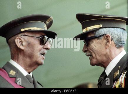 COLOMA GALLEGOS, FRANCISCO. MILITAR Y POLITISCH ESPAÑOL. MUROS DE NALON 1912 - 1991. FOTOGRAFIADO JUNTO A FRANCISCO FRANCO BAHAMONDE EN UN DESFILE MILITAR. Stockfoto