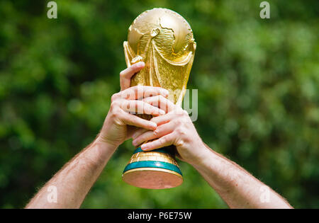 Juni 12, 2018 Moskau, Russland ein Mann hält eine Trophäe der FIFA WM. Stockfoto