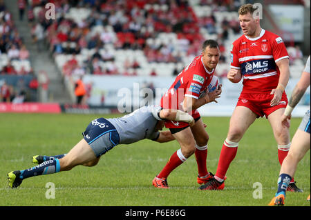 Der Rumpf Kr Danny McGuire ist von Huddersfield Riesen Ryan Hinchcliffe während der Betfred Super League Spiel im Craven Park, Hull in Angriff genommen. Stockfoto