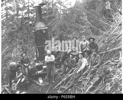 . Englisch: Steam donkey Motor und Crew in der Nähe von Fort Seward, Alaska, 1909. Englisch: Text von Kiehl anmelden: Esel Motor bei der Landung. Album 1.101 Probanden (LCSH): Dampf Esel - Alaska - Haines Region; Logger - Alaska - Haines Region; Protokollierung - Alaska - Haines Region. 1909 75 Steam donkey Motor und Crew in der Nähe von Fort Seward, Alaska, 1909 (kiehl 24) Stockfoto