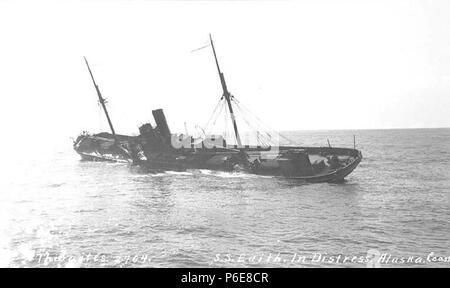 . Englisch: Dampfschiff EDITH in Not Last schalten von Kupferkonzentraten, aus LaTouche Island, August 1915. Englisch: Legende auf Bild: S.S. Edith in Seenot, Alaska Küste PH-Coll 247.479 Der Alaska Steamship Co Dampfgarer EDITH wurde im August aufgegeben nach dem Schalten Ladung verursacht, in der Gefahr zu Kentern. Die Mannschaft wurde von der Dampfeinheit MARIPOSA, die später zum Abschleppen des EDITH ohne Erfolg versucht. Themen (LCTGM): Edith (Dampfschiff); Schiffswracks; Alaska Steamship Co - - Ausrüstung & Zubehör - Alaska. 1915 75 Steamship EDITH in Not Last schalten von Kupfer conce Stockfoto