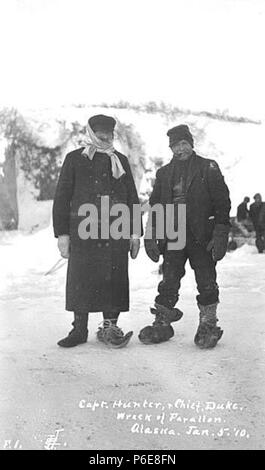 . Englisch: Überlebende des Untergangs der FARALLON übersicht Captain Hunter und Herzog, Iliamna Bay, Januar 1910. Englisch: Die Alaska Steamship Co. Dampf schoner Farallon, serviced südöstlichen Alaska in Iliamna Bay am 5. Januar 1910 zerstört wurde. John Thwaites war unter den Schiffbrüchigen Passagiere. Bildunterschrift auf Bild: Kapitän Jäger & Chief, Herzog. Wrack von Farallon, Alaska, 31.01.5, 10. PH-Coll 247.48 Themen (LCTGM): Kapitäne - Alaska; Alaska Steamship Co - Leute - Alaska Themen (LCSH): Schiffbrüchigen - Alaska - Iliamna Bucht; Überleben nach dem Flugzeug Unfälle, Havarien usw. -- Alask Stockfoto