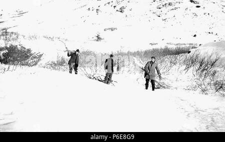 . Englisch: Überlebende des Untergangs der FARALLON Sammeln von Brennholz, Iliamna Bay, Januar 1910. Englisch: Die Alaska Steamship Co. Dampf schoner Farallon, serviced südöstlichen Alaska in Iliamna Bay am 5. Januar 1910 zerstört wurde. John Thwaites war unter den Schiffbrüchigen Passagiere. PH-Coll 247.64 Themen (LCTGM): Brennholz sammeln - Alaska; Brennholz - Alaska; Männer - Alaska; Schnee - Alaska; Alaska Steamship Co - Leute - Alaska Themen (LCSH): Schiffbrüchigen - Alaska - Iliamna Bucht; Überleben nach dem Flugzeug Unfälle, Havarien, etc. - Alaska - Iliamna Bucht; Farallon (Schiff). 1910 76 Survivo Stockfoto