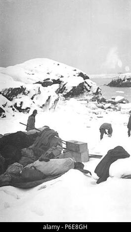 . Englisch: Hinterbliebene Fracht entladen aus dem Wrack der FARALLON, Iliamna Bay, Januar 1910. Englisch: Die Alaska Steamship Co. Dampf schoner Farallon, serviced südöstlichen Alaska in Iliamna Bay am 5. Januar 1910 zerstört wurde. John Thwaites war unter den Schiffbrüchigen Passagiere. PH-Coll 247.50 Themen (LCTGM): Alaska Steamship Co - Leute - Alaska; Alaska Steamship Co - - Ausrüstung & Zubehör - Alaska; Iliamna Bay (Alaska) Themen (LCSH): Schiffbrüchigen - Alaska - Iliamna Bucht; Überleben nach dem Flugzeug Unfälle, Havarien, etc. - Alaska - Iliamna Bucht; Fracht- und Fracht - Alaska - Il Stockfoto