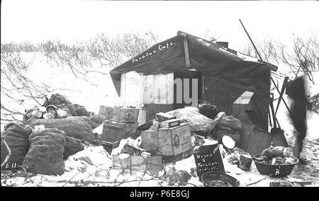 . Englisch: Überlebende des zerstörten Tocumen in provisorischen Camps, Iliamna Bay, Januar 1910. Englisch: Die Alaska Steamship Co. Dampf schoner Farallon, serviced südöstlichen Alaska in Iliamna Bay am 5. Januar 1910 zerstört wurde. John Thwaites war unter den Schiffbrüchigen Passagiere. Bildunterschrift auf Bild: Café, Wrack von Farallon Farallon, 1-5-10. PH-Coll 247.80 Themen (LCTGM): Alaska Steamship Co - - Ausrüstung & Zubehör - Alaska; Alaska Steamship Co - Leute - Alaska Themen (LCSH): Schiffbrüchigen - Alaska - Iliamna Bucht; Zelte - Alaska - Iliamna Bucht; Überleben nach dem Flugzeug Unfälle, Havarien, Stockfoto