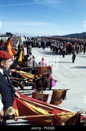 FRANCO Bahamonde, Francisco. MILITAR Y POLITISCH ESPAÑOL. EL FERROL 1892-1975. JEFE DE ESTADO ESPAÑOL 1937-1975. ENTIERRO. ENTRADA EN LA BASILICA DEL VALLE DE LOS CAIDOS. 1975. Stockfoto