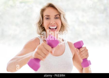 Reife Frau mit Gewichten. Stockfoto