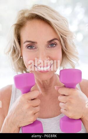 Reife Frau mit Gewichten. Stockfoto