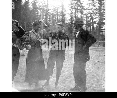 . Englisch: drei Frauen und ein Mann in Longmire Federn, Mount Rainier, eine Frau, ein Paar Hosen, August 1896. Englisch: Legende im Album: Die neue Frau, täglichen Kostüm Longmire Frühling Jetzt im Mount Rainier National Park, der 1899 gegründet wurde. PH-Coll 35.171 Themen (LCTGM): Frauen - Bekleidung & Kleid - Washington (State) - longmire Themen (LCSH): Kleidung für Frauen---- Washington (State) - longmire. 1896 77 drei Frauen und ein Mann in Longmire Federn, Mount Rainier, eine Frau, ein Paar Hosen angezeigt, August 1896 (SARVANT 34) Stockfoto