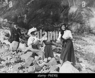 . Englisch: Drei Frauen, eine von ihnen Frau H. M. Sarvant, und Mann picnicing am Fuße eines Gletschers, Mount Rainier, 1909. Englisch: Legende im Album: Tubbs Jetzt im Mount Rainier National Park, der 1899 gegründet wurde. PH-Coll 35.320 Themen (LCTGM): Touristen - Washington (State); Berge - Washington (State); Gletscher - Washington (State) Themen (LCSH): Sarvant, Henry M., Frau; Rainier, Mount (Wash.). 1909 77 Drei Frauen, eine von ihnen Frau H M Sarvant, und Mann picnicing am Fuße eines Gletschers, Mount Rainier, 1909 (SARVANT 76) Stockfoto