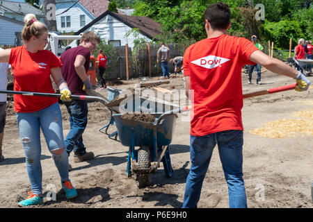 Detroit, Michigan - die Freiwilligen helfen, eine neue Gemeinschaft Morningside Park in der Nachbarschaft aufzubauen. Viele der Freiwilligen sind Student Sommer inte Stockfoto