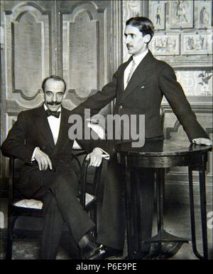 MARTINEZ Sierra, Gregorio. ESCRITOR ESPAÑOL. MADRID 1881 - 1947. FOTO CON EL COMPOSITOR José María USANDIZAGA, AUTORES DE LAS GOLONDRINAS'. Stockfoto