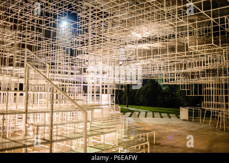 Die Cloud Pavilion in Tirana, Albanien der Cloud Pavilion ist die Installation von dem japanischen Architekten Sou Fujimoto. Stockfoto