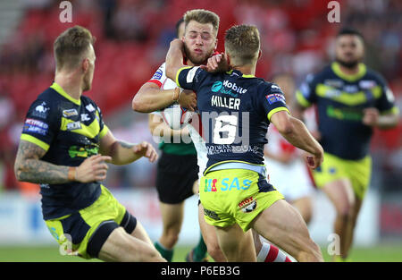 St Helens Luke Thompson ist von Wakefield Trinity Jacob Miller während der Betfred Super League Match an der völlig Gottlosen Stadion, St Helens angegangen. Stockfoto