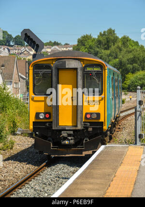 Kopf auf die Aussicht auf ein Sprinter diesel Personenzug Abercynon Ankunft am Bahnhof in South Wales Stockfoto