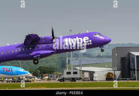 ATR 72 turboprop Kurzstrecken Passagierflugzeug betrieben von Flybe nehmen Sie an Cardiff Wales Airport Stockfoto
