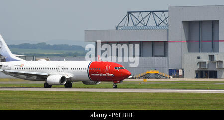 Boeing 737 Passenger Jet der norwegischen Fluggesellschaften weg vom Flughafen von Cardiff Wales. Stockfoto