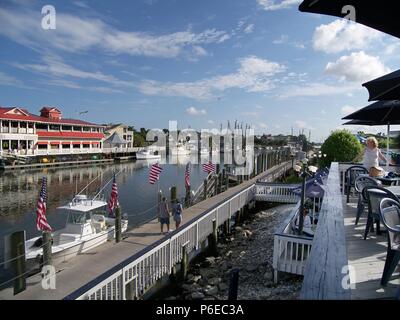 Marina und touristische Unternehmen am Shem Creek, in der Nähe von Charleston Harbor in Mount Pleasant, South Carolina USA Stockfoto