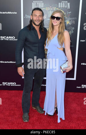 Zach McGowan und seine Frau Emily Johnson an der icario: Tag der Soldado 'Premiere bei Westwood Regency Dorf Theater am 26. Juni 2018 in Los Angeles, Kalifornien. Stockfoto