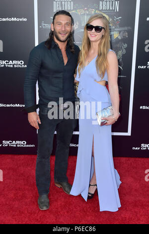 Zach McGowan und seine Frau Emily Johnson an der icario: Tag der Soldado 'Premiere bei Westwood Regency Dorf Theater am 26. Juni 2018 in Los Angeles, Kalifornien. Stockfoto