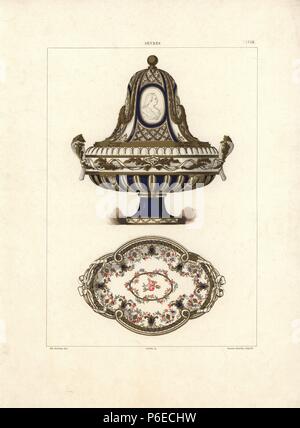 Vase mit einem Medaillon von Marie Therese, in der Sammlung von Königin Victoria, und Platte mit Bändern. Durch chromolithograph Gillot einer Illustration von Edouard Garnier aus der Weiche Paste Porzellan von Sevres, Maison Quantin, Paris, 1891. Stockfoto