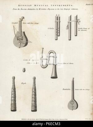 Goudok Rebec Geige mit drei Saiten, Gelaika Rohre, doppelt Flöten der uralten, Jagd Horn von Sibirien, Rojok (rozhok) Trompete und Batalaika (Balalaika) Gitarre mit 2 Saiten. Aus der Russischen Antiquitäten von M.Guthrie. Kupferstich von John Lee von Abraham Rees Cyclopedia oder Universal Wörterbuch der Künste, der Wissenschaften und der Literatur, Longman, Hurst, Rees, Orme und Brown, London, 1820. Stockfoto