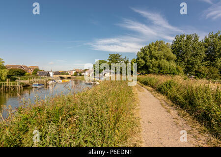 Ein Fußweg entlang des Flusses Arun in Arundel, West Sussex, UK. Stockfoto