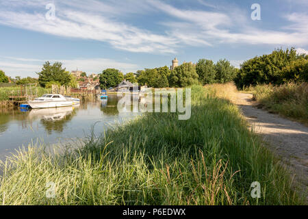 Ein Fußweg entlang des Flusses Arun in Arundel, West Sussex, UK. Stockfoto