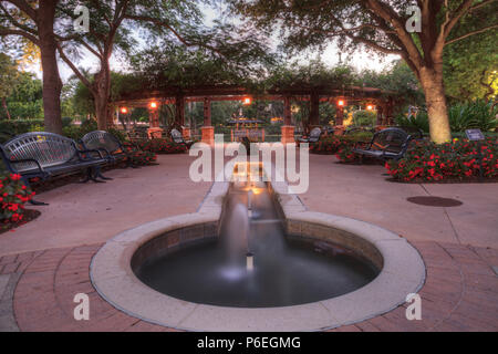 Nächtliche Brunnen und Eingangsbereich des Gartens von Hoffnung und Mut Memorial Garden und das Heiligtum in Naples, Florida. Stockfoto