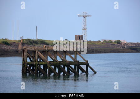 Eine sehr große schwere Gestell in der Mitte des amshipping Kanal in einem desolaten Zustand und hat eine feste Anlegestelle an der Spitze. Stockfoto