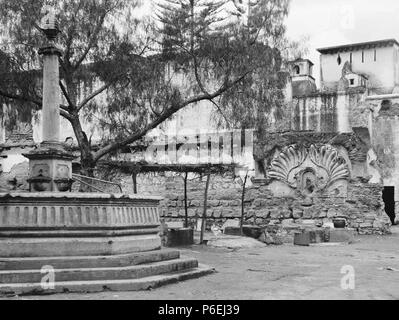 Español: Fuente En el patio de Las ruinas del Palacio de Los Capitanes Generales de Antigua Guatemala en 1916. 1916 5 Antiguagenthe 1916 06. Stockfoto