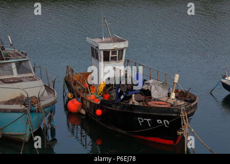 Ein kleines Fischerboot neben anderen in der Mündung des Flusses bei niedrigen Wasser mit seinen Gang günstig Alle verstaut auf dem Deck bereit für einen Tag aus. Stockfoto