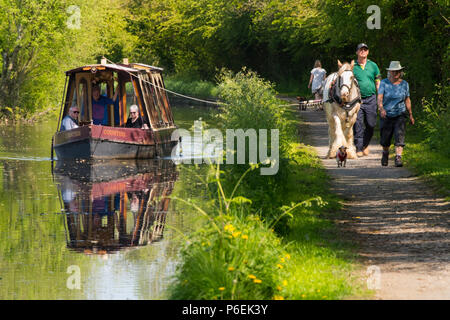 Von Pferden gezogene Kanal Boot auf der Montgomery Kanal bei Maesbury, Shropshire. Stockfoto