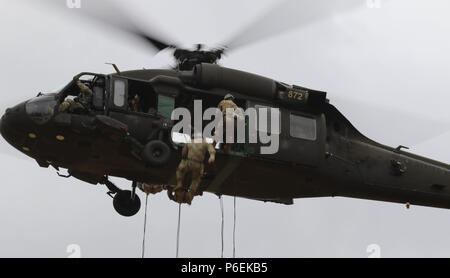 Soldaten und Piloten Abseilen von einem UH-60 Hubschrauber während der letzten Phase der Air Assault Schule, gehalten am Camp Rilea in Warrenton, Erz, 6. Juni 2018. Die Schülerinnen und Schüler körperlich und geistig trainiert die Gelegenheit, ihre Air Assault Badge zu verdienen zu erreichen. (Foto: Staff Sgt. Anita VanderMolen, 115 Mobile Public Affairs Loslösung, Oklahoma Army National Guard) Stockfoto