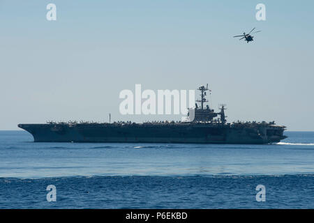 180626-N-JO 245-199 MITTELMEER (26. Juni 2018) Der Flugzeugträger USS Harry S. Truman (CVN 75) Transite das Mittelmeer. Truman ist unterwegs für einen geplanten Einsatz als Teil der Harry S. Truman Carrier Strike Group. Mit Harry S. Truman als Flaggschiff, Bereitstellung Streik Vermögenswerte des Konzerns gehören Personal, Schiffe und Flugzeuge von Carrier Strike Group (CSG) 8, Destroyer Squadron (DESRON) 28 und Carrier Air Wing (Cvw) 1; sowie die Sachen-Klasse der Deutschen Marine Fregatte FGS Hessen (F221). (U.S. Marine Foto von Mass Communication Specialist 2. Klasse Justin Yarborough) Stockfoto