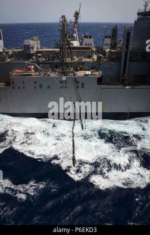 180629-N-QJ 850-0019 5. US-Flotte von Operationen (29. Juni 2018) Die Dry Cargo und Munition ship USNS Richard E. Byrd (T-AKE 4) sendet ein Kraftstoff-Sonde die Wasp-Klasse amphibisches Schiff USS Iwo Jima (LHD7) während der BETANKUNG-auf-See, 29. Juni 2018. Iwo Jima ist in die USA 5 Flotte Bereich der Maßnahmen zur Unterstützung der Marine im Einsatz für die Stabilität und Sicherheit in der Region zu gewährleisten und verbindet das Mittelmeer und den Pazifischen Raum durch den westlichen Indischen Ozean und drei strategischen Punkten ersticken. (U.S. Marine Foto von Mass Communication Specialist 2. Klasse Andrew Mur Stockfoto
