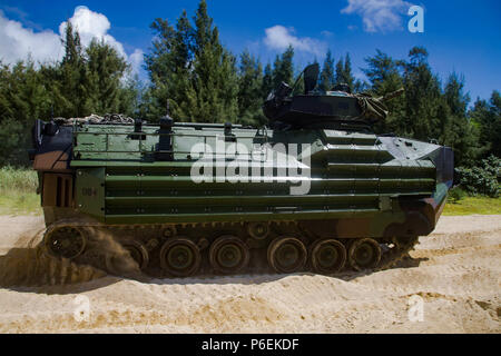 Marines mit Bravo Company, 3 Assault Amphibian Bataillon, Manöver an Land in ihren Angriff Ampbhibious Fahrzeug (AAV) auf Lager Schwab Strand, Okinawa, Japan, 29. Juni 2018. Diese Ausbildung pflegt die Einheiten Bereitschaft während der Bereitstellung im Indopazifik. Das unternehmen Vorwärts - in die 3. Marine Division als Teil der Einheit Deployment Program eingesetzt. (U.S. Marine Corps Foto von Lance Cpl. Nathan Maysonet) Stockfoto