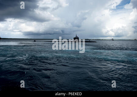 170629-N-PK 553-060 Santa Rita, Guam (29. Juni 2018) Los-Angeles-Klasse schneller Angriff U-Boot USS Oklahoma City (SSN723) kehrt in seinen Heimathafen von Apra Harbor, Guam, Juni 29. Oklahoma City ist eine von vier Vorwärts - Einsatz u-Boote zum Kommandanten, Submarine Squadron 15 zugewiesen. (U.S. Marine Foto von kulinarischen Specialist Seaman Jonathan Perez) Stockfoto