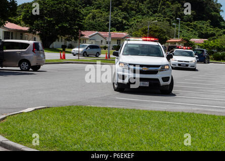 Verteidiger aus dem 18 Sicherheitskräfte Squadron reagieren auf eine simulierte Active shooter Übung Juni 25, 2018, an der Ryukyu Middle School, Kadena Air Base, Japan. Die Übung aktiviert 18 SFS Verteidiger mit einem US Marine Corps spezielle Reaktion Team und die kadena Feuerwehr ihre Fähigkeiten zu verbessern, zu arbeiten. (U.S. Air Force Foto: Staff Sgt. Micha, Anthony) Stockfoto