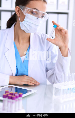 Weibliche wissenschaftliche Forschung vor allem auf der Tube im Labor. Blutprobe Konzept. Stockfoto