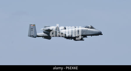 Eine A-10 Thunderbolt II 175-Flügel der Maryland Air National Guard zugewiesen sind Antenne Schutz zu einem simulierten Abgestürzten Piloten bei Hartholz Luft-Boden-Waffen in Central Wisconsin Juni 26, 2018, als Teil der 18 Die CSAREX "Suche und Rettung Übung. Die Mitglieder der 115. des Wisconsin National Guard Fighter Wing, 128. Air Control Squadron und 1 Bataillon, 147 Aviation Regiment trat Flieger mit 175-Flügel der Maryland Air National Guard bei Volk Feld Combat Readiness Training Center für die jährliche Übung die Teilnehmerinnen mit der Identifizierung vertraut zu machen. Stockfoto