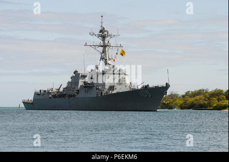 180628-N-OO 032-2025 Pearl Harbor (28. Juni 2018) Der Arleigh-burke-Klasse geführte Anti-raketen-Zerstörer USS Dewey (DDG105) die Durchfuhr durch Pearl Harbor in Vorbereitung für Rim der Pazifik (Rimpac) Übung. 25 Nationen, mehr als 45 Schiffe und u-Boote, etwa 200 Flugzeugen und 25.000 Angestellte beteiligen sich an Rimpac vom 27. Juni bis 2. August in und um die hawaiischen Inseln und Südkalifornien. Die weltweit größte internationale maritime Übung RIMPAC bietet eine einzigartige Ausbildung während der Förderung und Erhaltung der kooperative Beziehungen unter den Teilnehmerinnen und Teilnehmern kritisch zu e Stockfoto