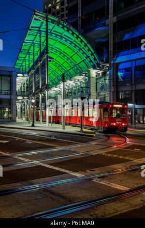 Wagen und Gleise, American Plaza, Santa Fe Transit Center, San Diego, Kalifornien USA Stockfoto