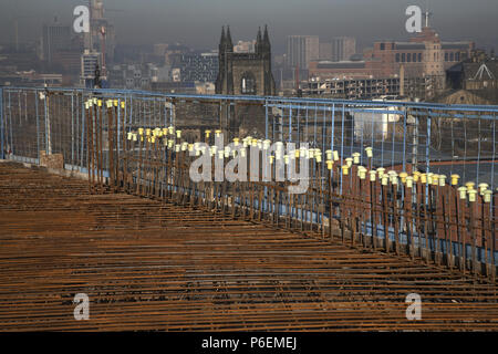 Am Bau Baustelle in Leeds, Yorkshire mit Kunststoff Sicherheit Rebar Kappen Stockfoto