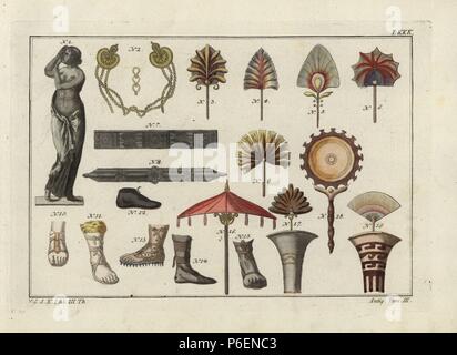 Statue der Venus, römische Armbänder, Lüfter, Schuhe, Senator's Schuhe, Sandalen, Sonnenschirm, und Spiegel. Papierkörbe Kupferstich von Robert von Spalart's 'historisches Bild der Kostüme der wichtigsten Menschen der Antike und des Mittelalters, 'Chez Collignon, Metz, 1810. Stockfoto