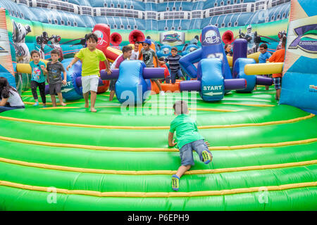 Miami Florida, Miami-Dade Expo Center Messegelände Tamiami Park, Junta Hispana Hispanic Festival, aufblasbarer lateinamerikanischer Kinderspielplatz, p Stockfoto