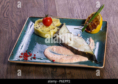 Heilbutt-filet mit mushed Kartoffel und Sauce Stockfoto